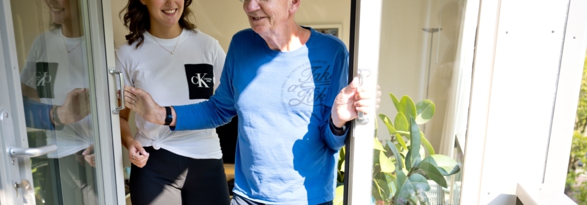 Ergotherapeut helpt oudere cliënt met geheugenproblemen bij structuur aanbrengen in de dag