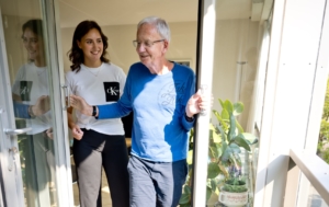 Ergotherapeut helpt oudere cliënt met geheugenproblemen bij structuur aanbrengen in de dag